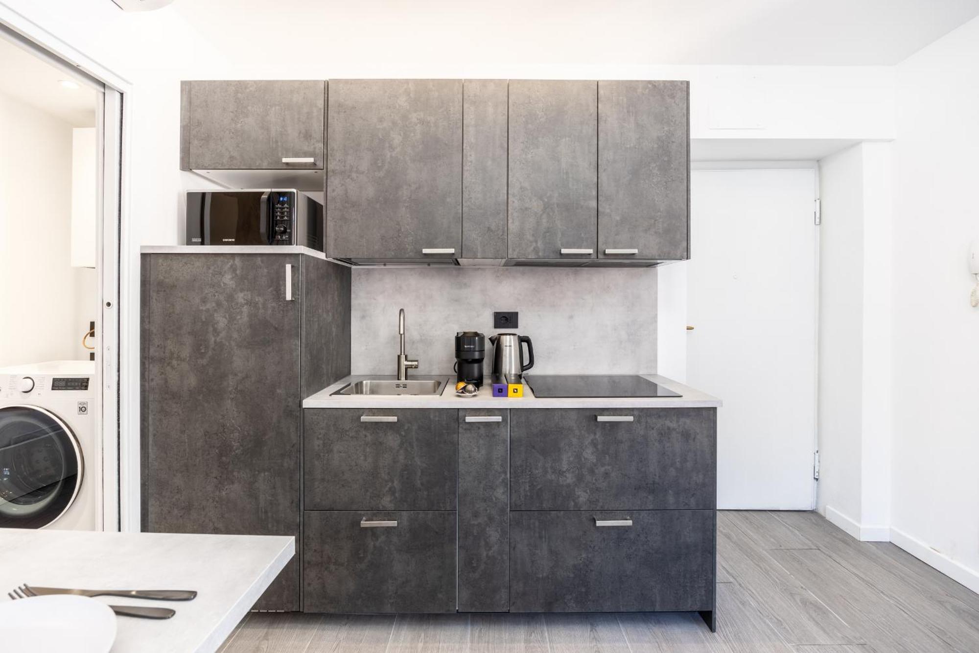 5 Stars Flat, Next To Subway, 3 Stops To Duomo, Ac & Wi-fi