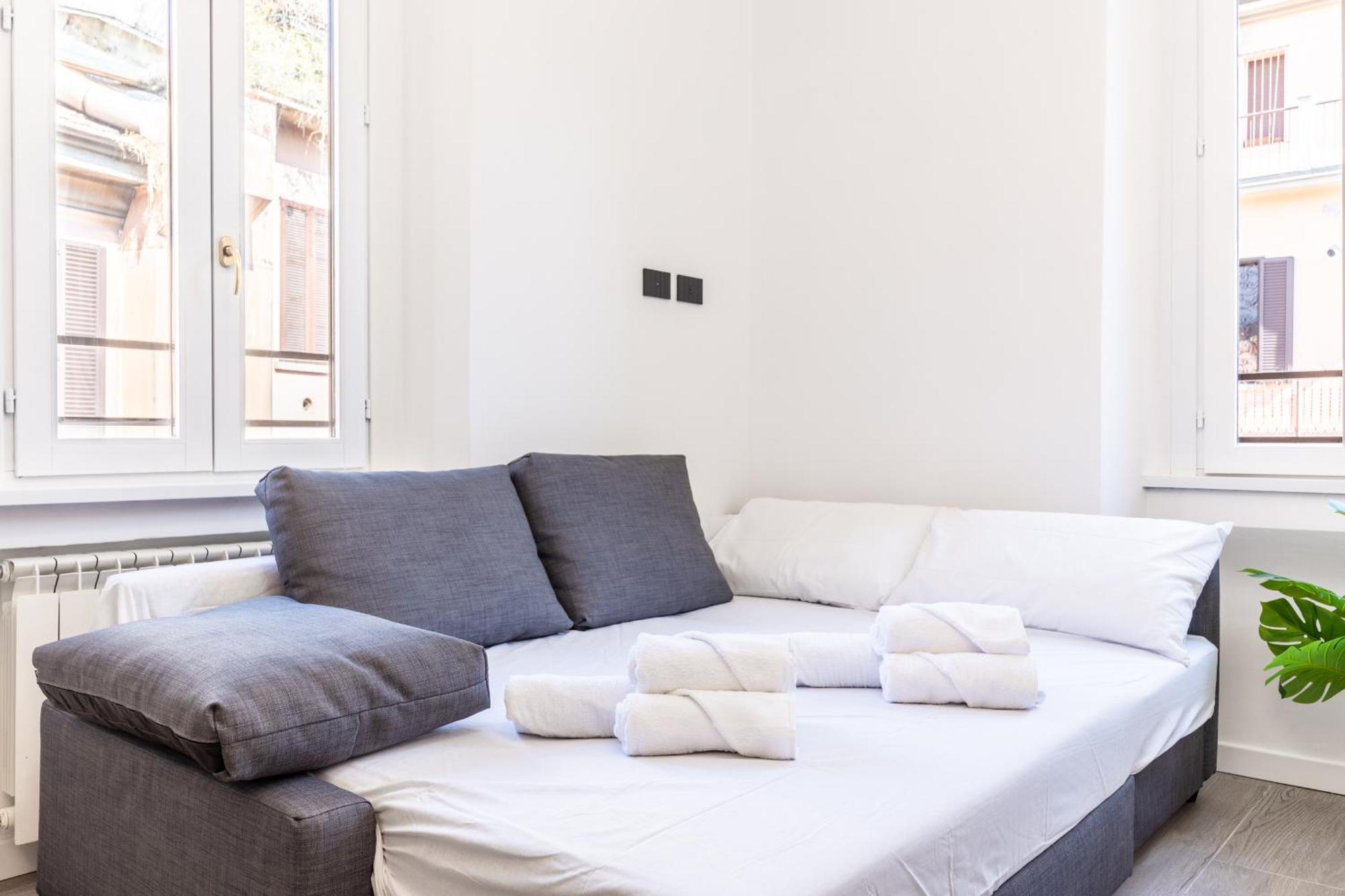 5 Stars Flat, Next To Subway, 3 Stops To Duomo, Ac & Wi-fi